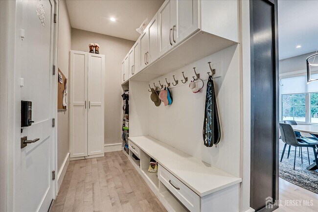 Building Photo - 3979 Park Ave