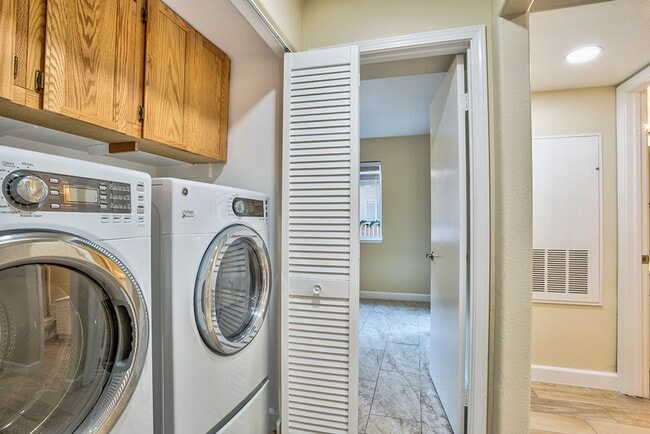 Building Photo - Fantastic 3 bed condo