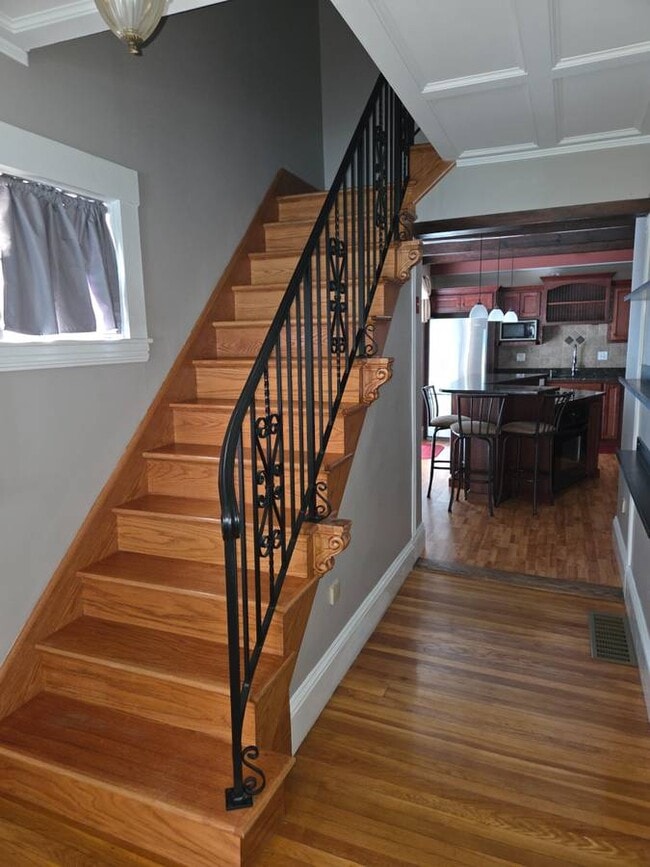 Building Photo - 2-22 Pearl St