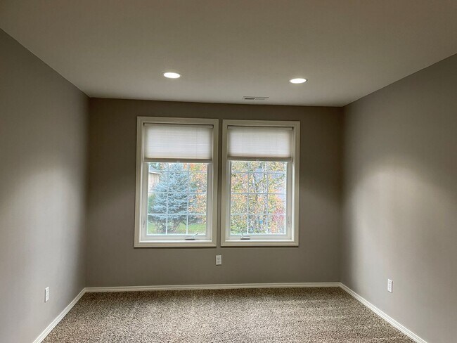 Building Photo - ? Beautifully Updated Home in a Peaceful, Highly Desirable Fisher’s Landing Community ?