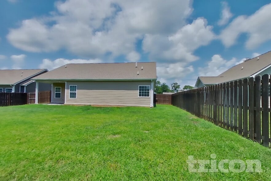 Building Photo - 729 W Coker Way