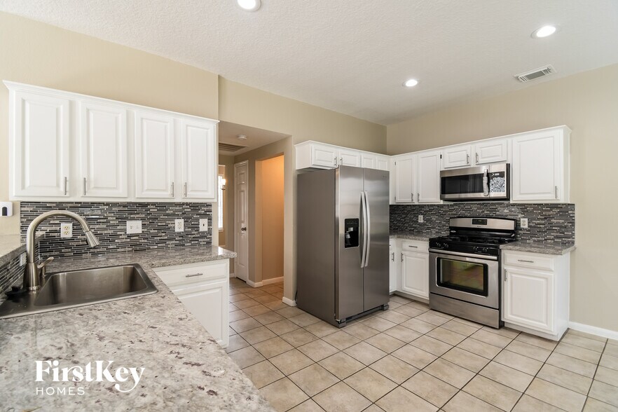 Building Photo - 1816 Oak Lake Cir