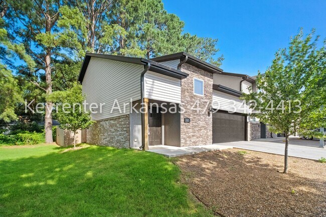 Building Photo - Beautiful 2 Bed, 3 Bath Home Just Off Weddington!
