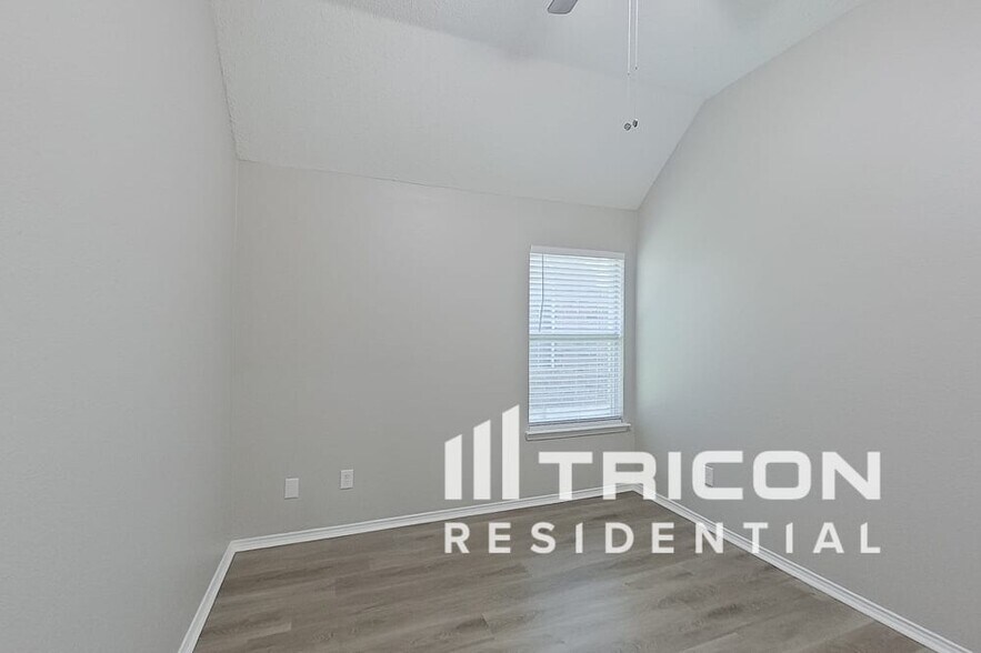 Building Photo - 521 Spicewood Dr