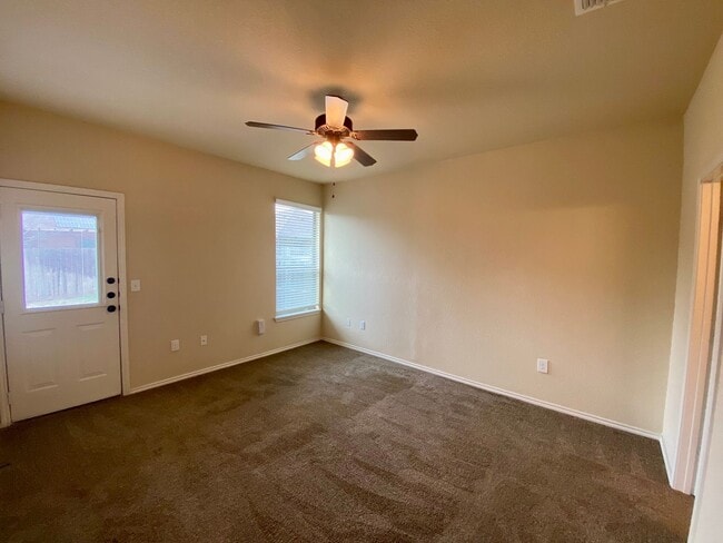 Building Photo - Move In Ready Duplex