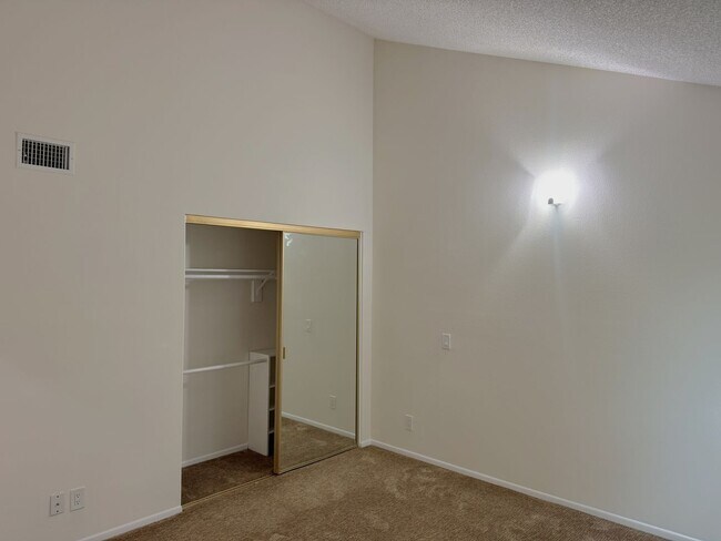 Building Photo - 2 + 2.5 Santa Monica Condo townhouse