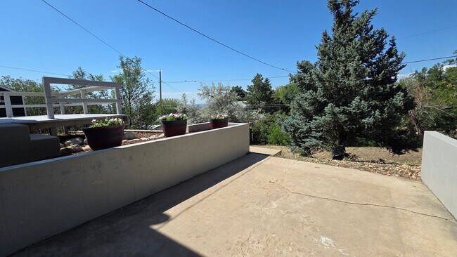 Building Photo - 4 Bedroom 2 Bath with Finished Basement and Study!