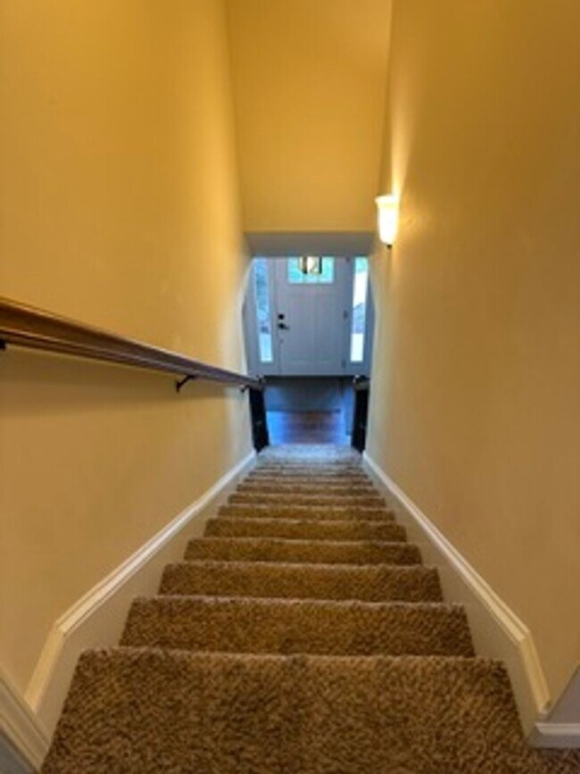 Building Photo - Maryville 37803 - 3 bedroom 2.5 bath home - Call Debra Johnson (865) 591-8281