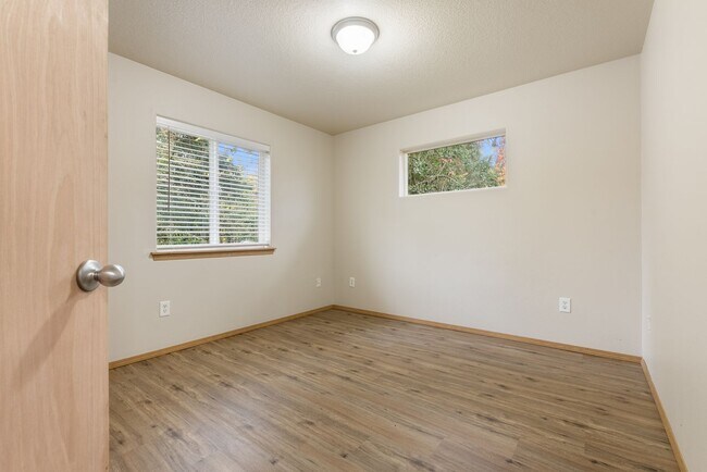 Building Photo - 4bed/2.5 Bath home - Available in SE Portland,