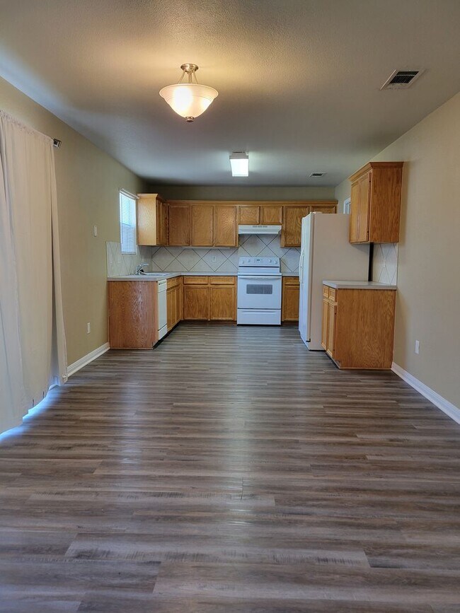 Building Photo - 2611 Echo Dr
