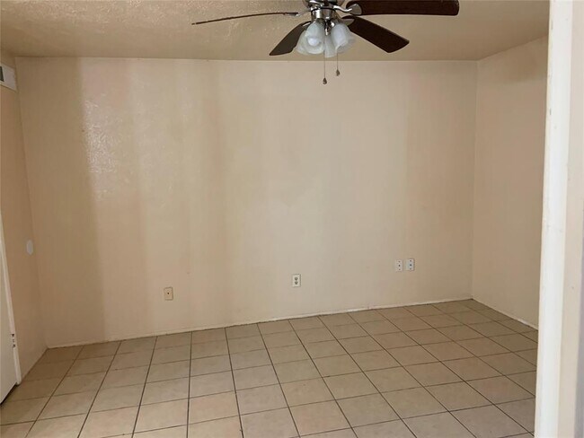 Building Photo - 5613 Hollow Pines Dr