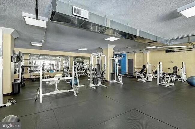 Building Photo - 4600 S Four Mile Run Dr