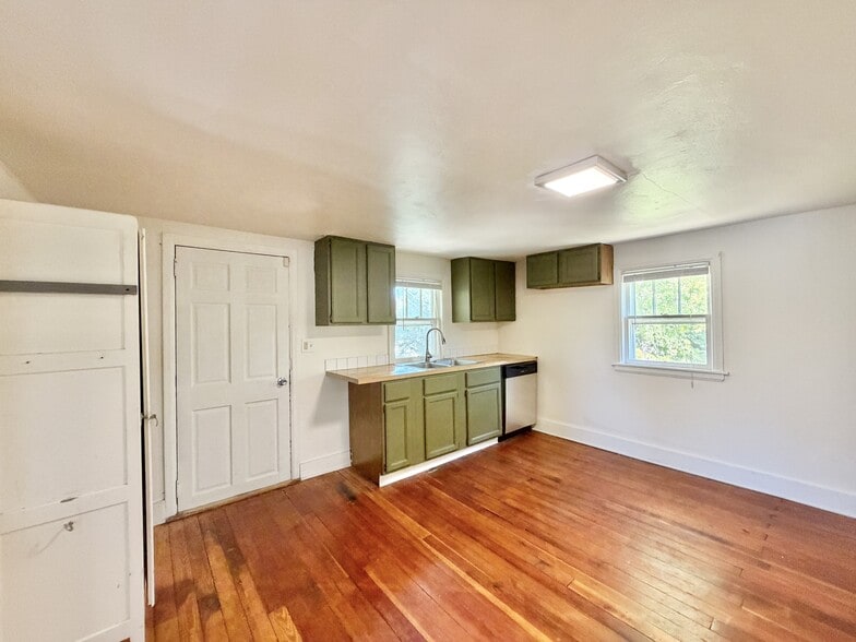 Building Photo - 1838 Spohn Ave