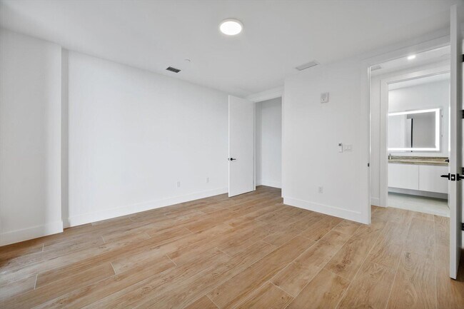 Building Photo - 3034 Oak Ave