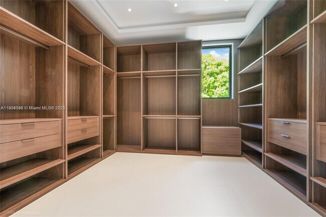 Building Photo - 8000 SW 62nd Ct