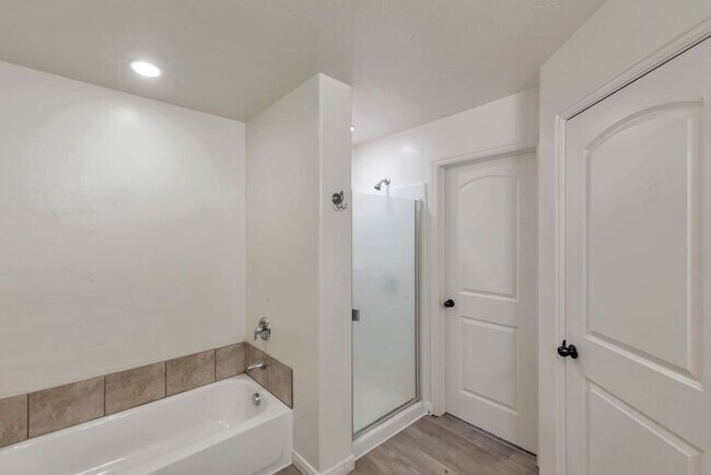 Building Photo - Stunning Saratoga Springs Townhome