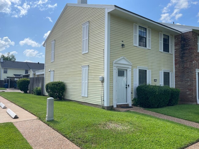 Building Photo - Townhome in Gated Community
