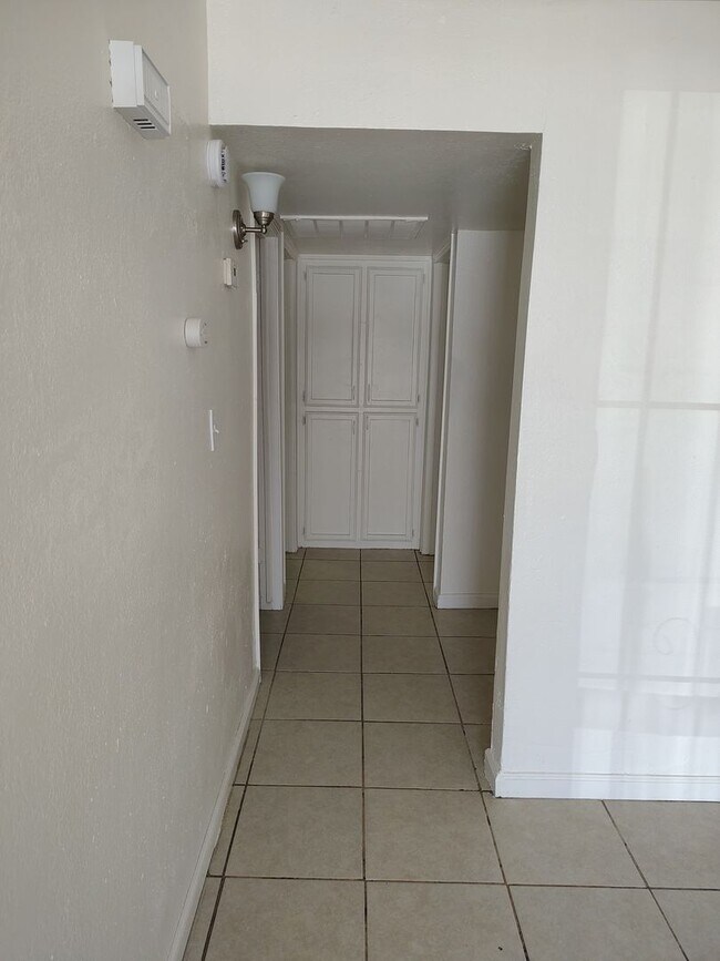 Building Photo - 2 Bed / 1 Bath – Gated Unit with Private Patio | Bakersfield