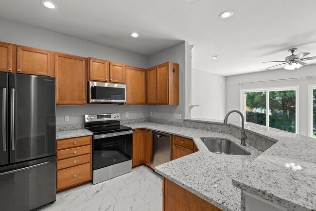 Building Photo - Fantastic end unit townhome: Available July 10th