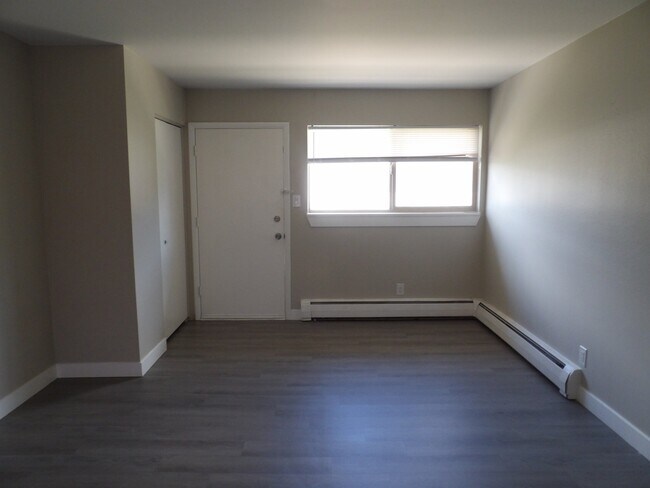 Building Photo - 1120 Holland Park Blvd