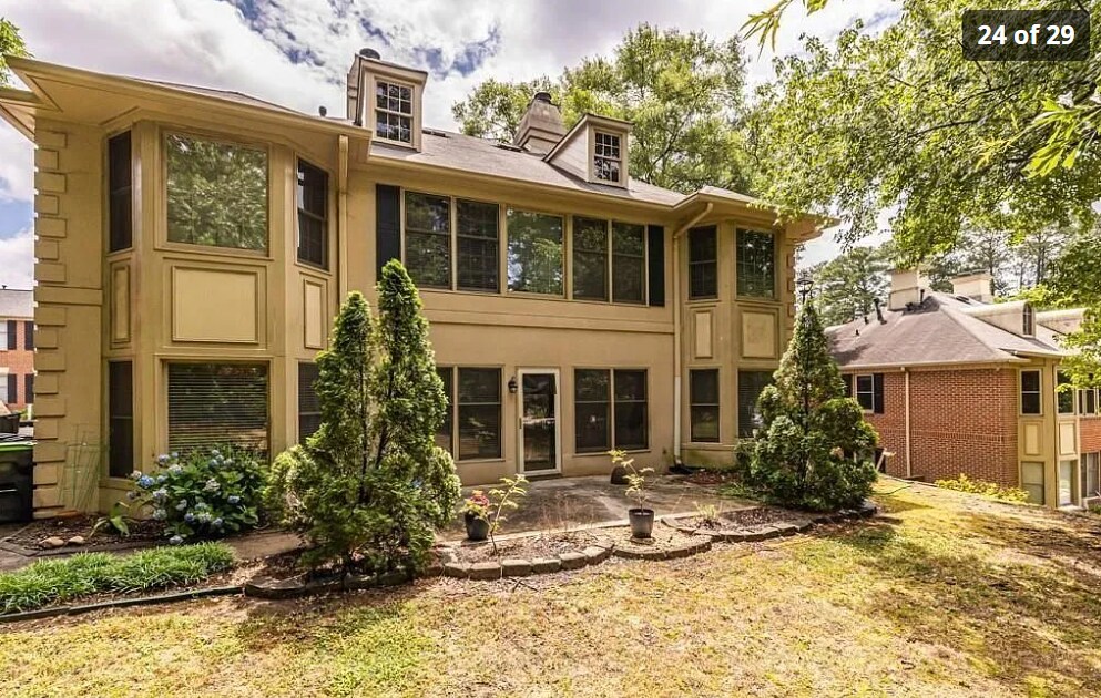 Building Photo - 5 Plantation Dr NE