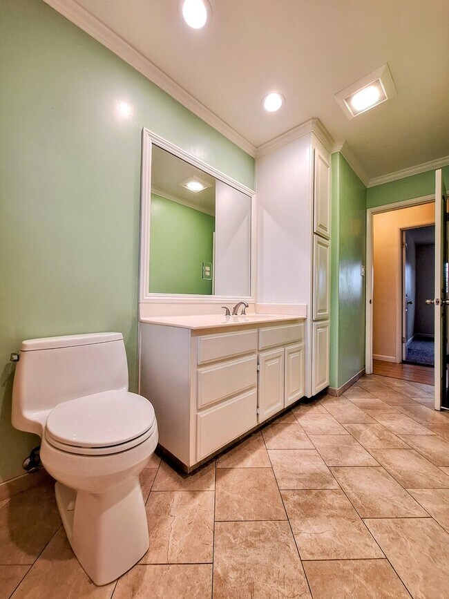 Building Photo - Charming Single Story 3bd House with Large Yard!