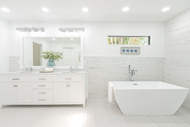 Building Photo - Newly Renovated 3 Bedroom Pool Home in Des...