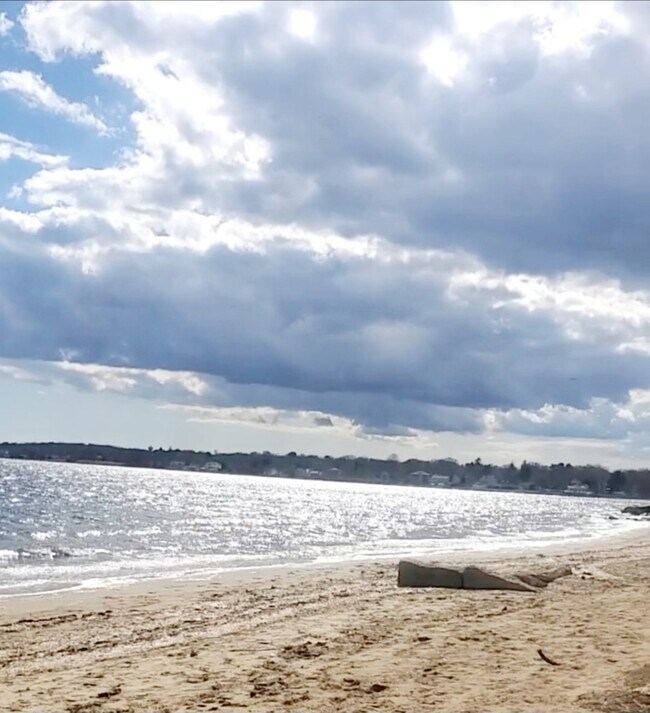 Building Photo - 744 W Shore Rd