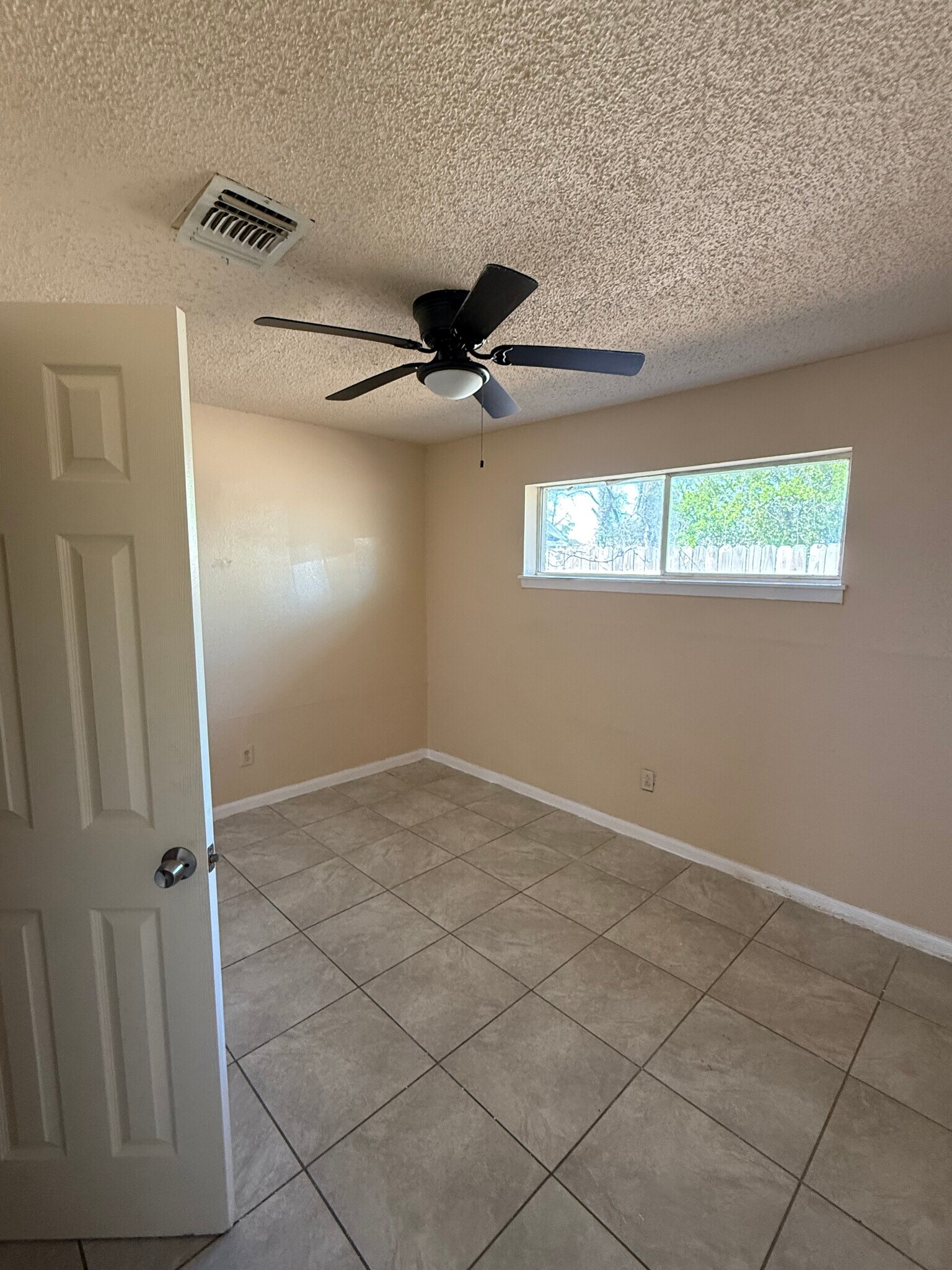 Building Photo - 5605 Pickfair St