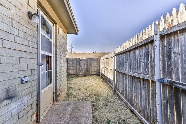 Building Photo - 2 Bedroom Duplex!