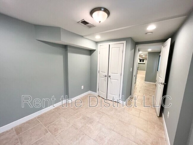 Building Photo - 421 Newton Pl NW