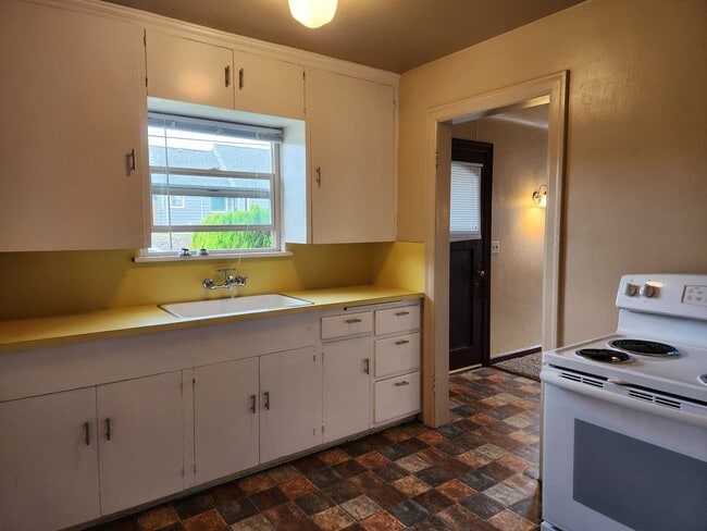 Building Photo - Cozy 2 Bedroom Duplex With Detached Garage