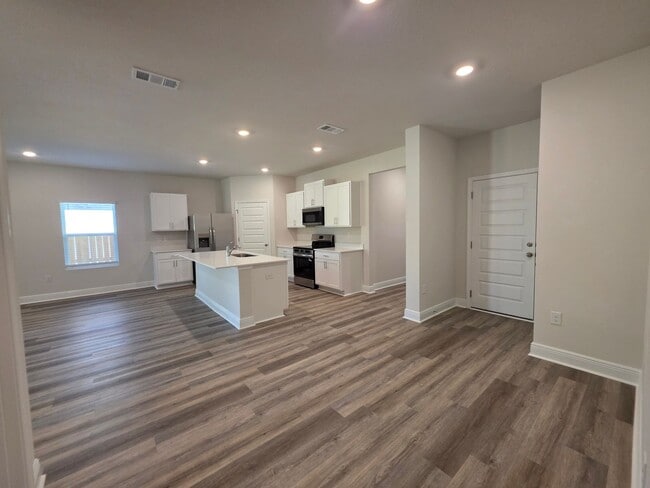 Building Photo - Brand new 5BR/3BA with Amenities Galore