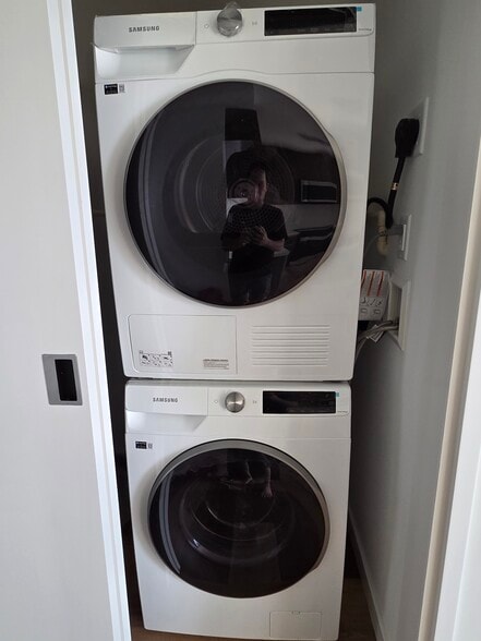 Washer & Dryer - 1515 Liona St