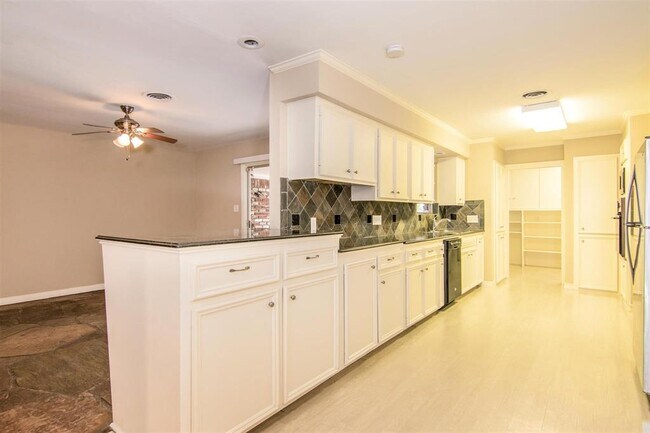 Building Photo - 9115 Highcrest Dr