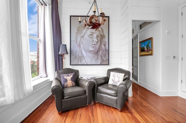 Building Photo - Stunning Corner Loft in the Heart of Historic Downtown Savannah
