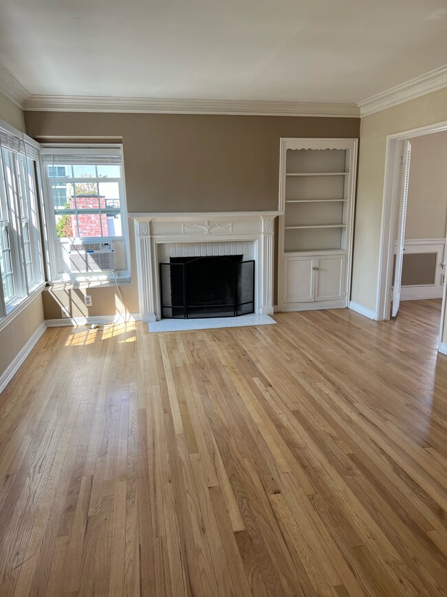 spacious living room - 1242 Devon Ave