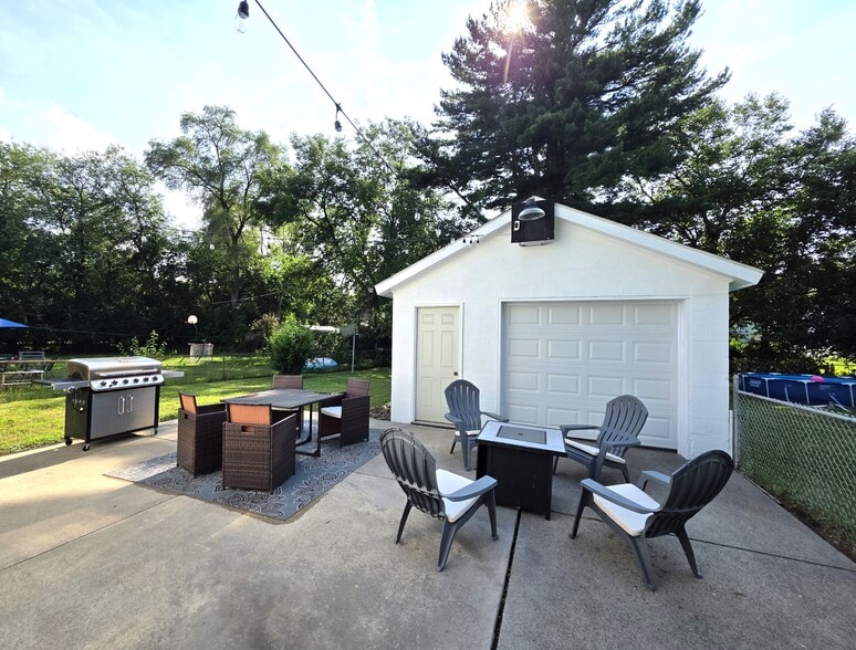 Building Photo - 915 Mackow Dr