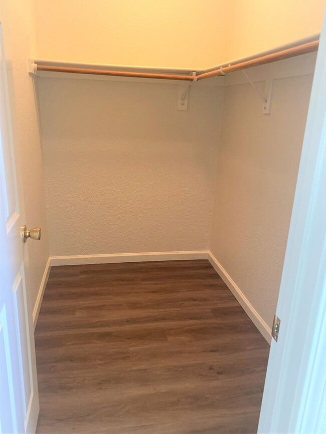 Building Photo - Nice Granny unit w/bedroom