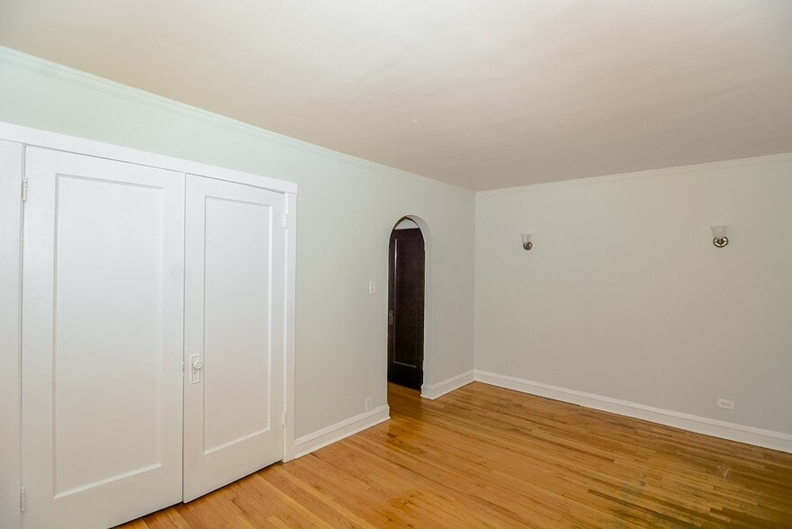 Building Photo - 2208 W Ainslie St