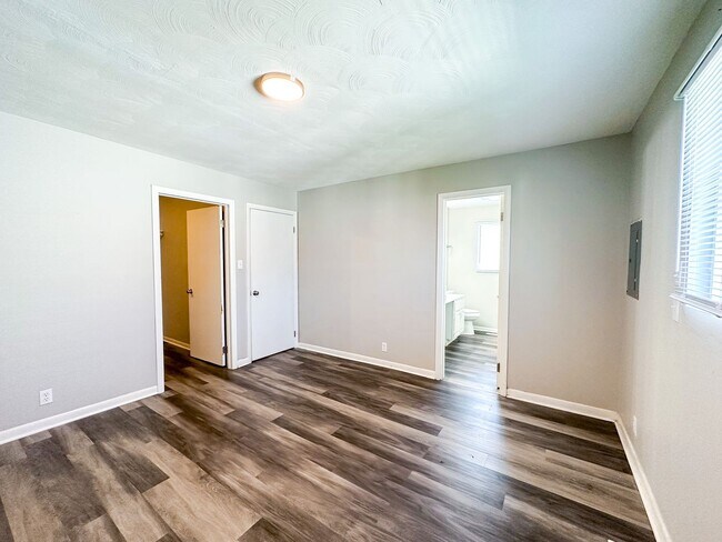 Building Photo - 4322 Hoyt Ave