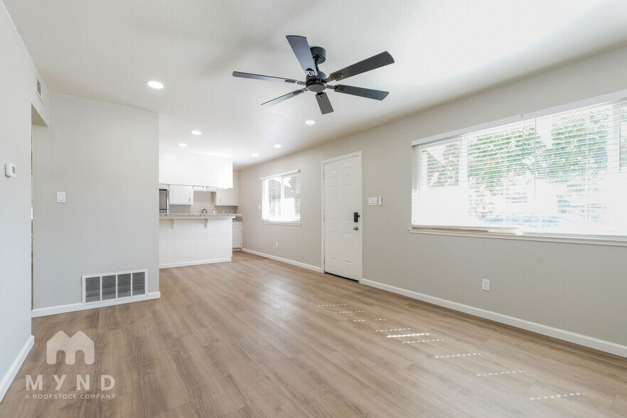 Building Photo - 905 Carro Dr