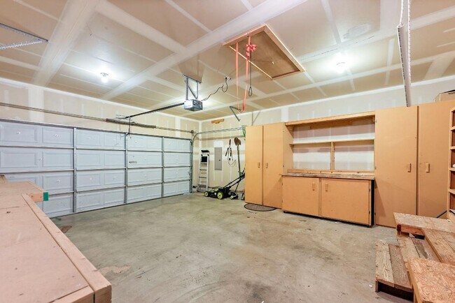 Building Photo - Spacious 4-Bedroom Olympia Home with A/C, ...