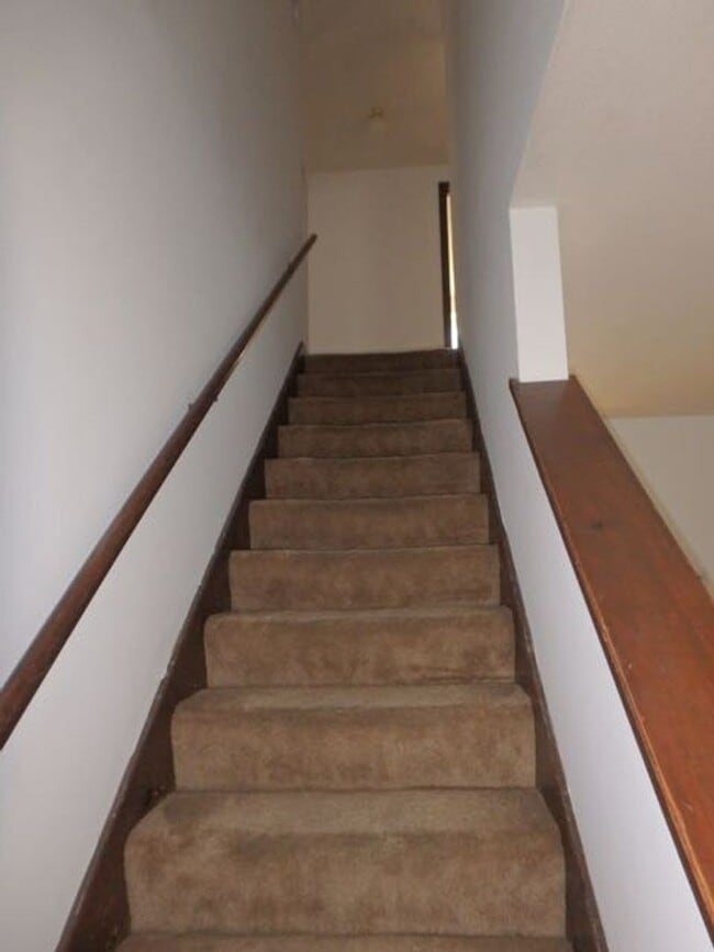 Building Photo - Nice 3 Bed 1.5 Bath Duplex SW Columbia!