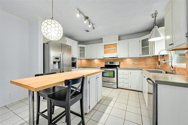 Building Photo - 1619 J J Seabrook Dr