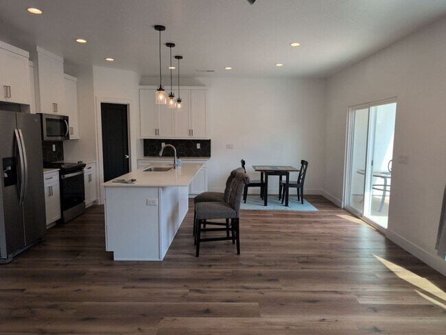 Primary Photo - Modern Comfort in a Beautiful 3-Bedroom Home