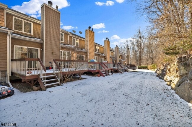 Building Photo - 48 Edgefield Dr