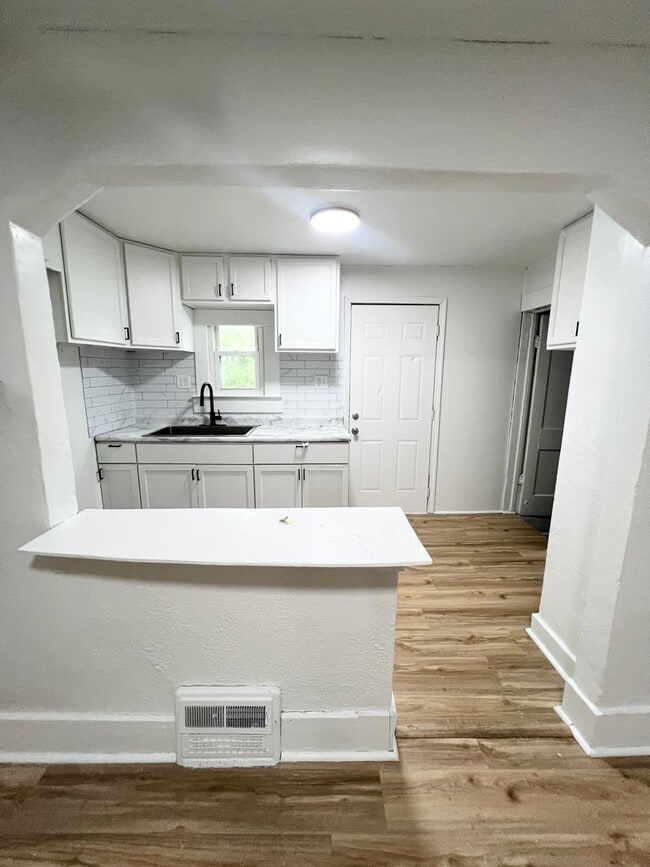 Building Photo - COMING SOON! 2 BEDROOM HOUSE