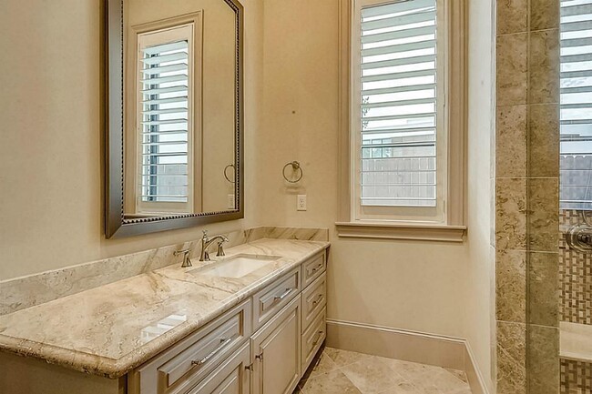 Building Photo - 5559 Holly Springs Dr