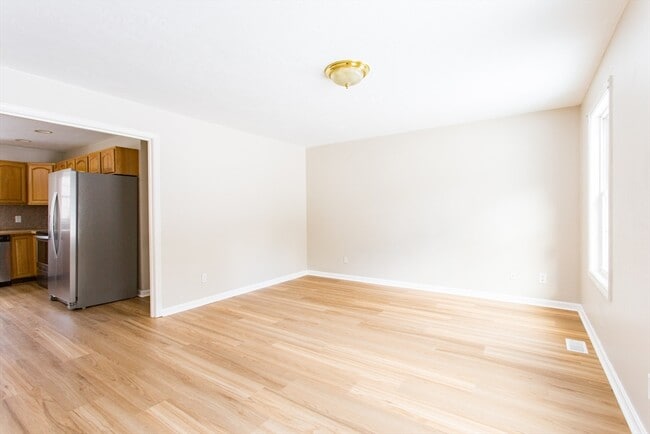 Building Photo - 270 New Braintree Rd